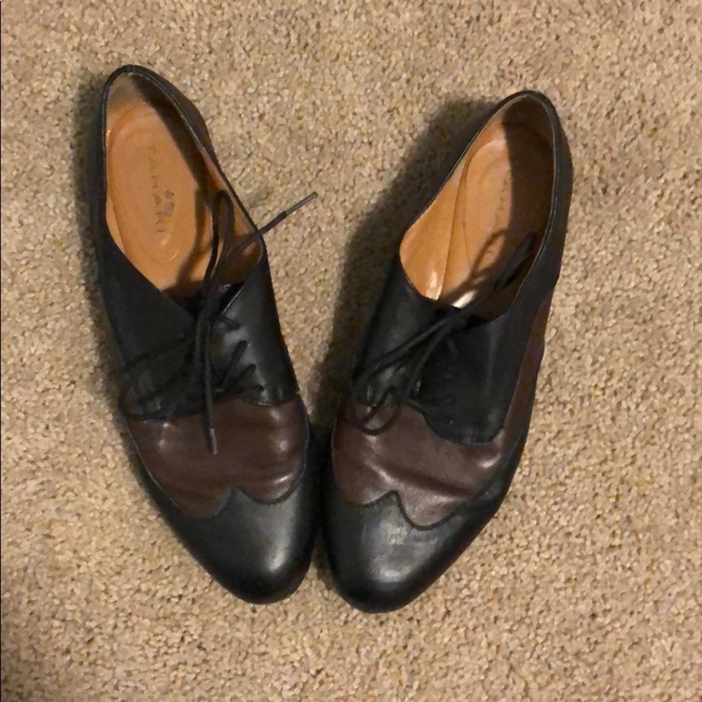 Vintage Tahari black and dark brown shoes!